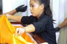 Bạn trẻ - Cuộc sống - Chuyên 'làm đẹp' cho tử thi, 2 cô gái ở TPHCM kể những cách vượt qua nỗi sợ hãi