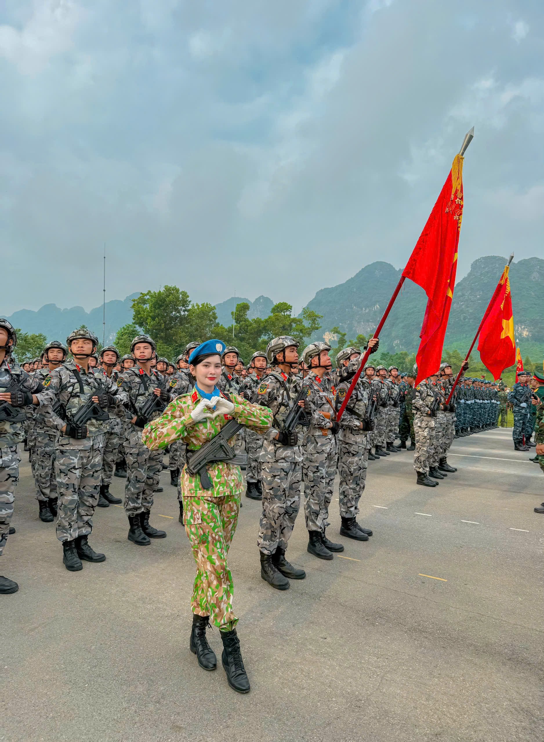 Nữ quân nhân gửi con cho bà ngoại tham gia diễu binh A80 - 11
