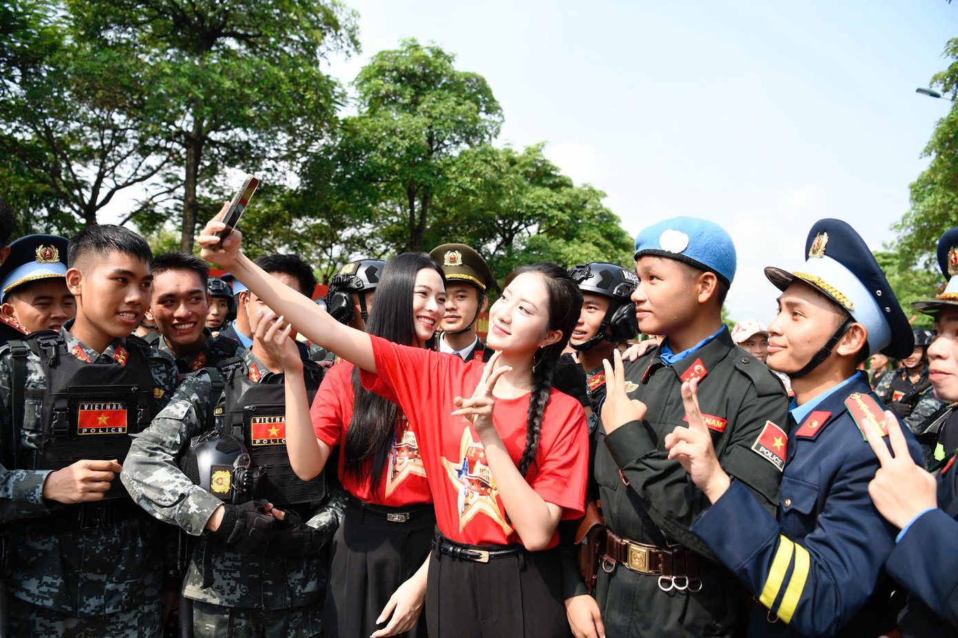 Hoa hậu Hà Trúc Linh, Á hậu Vân Nhi cổ vũ các chiến sĩ tập luyện diễu binh, diễu hành A80 - 3