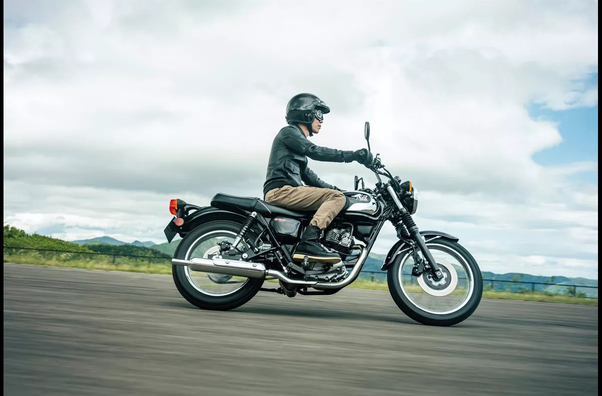 Xe được trang bị động cơ xi-lanh đơn làm mát bằng không khí, dung tích 232cc.