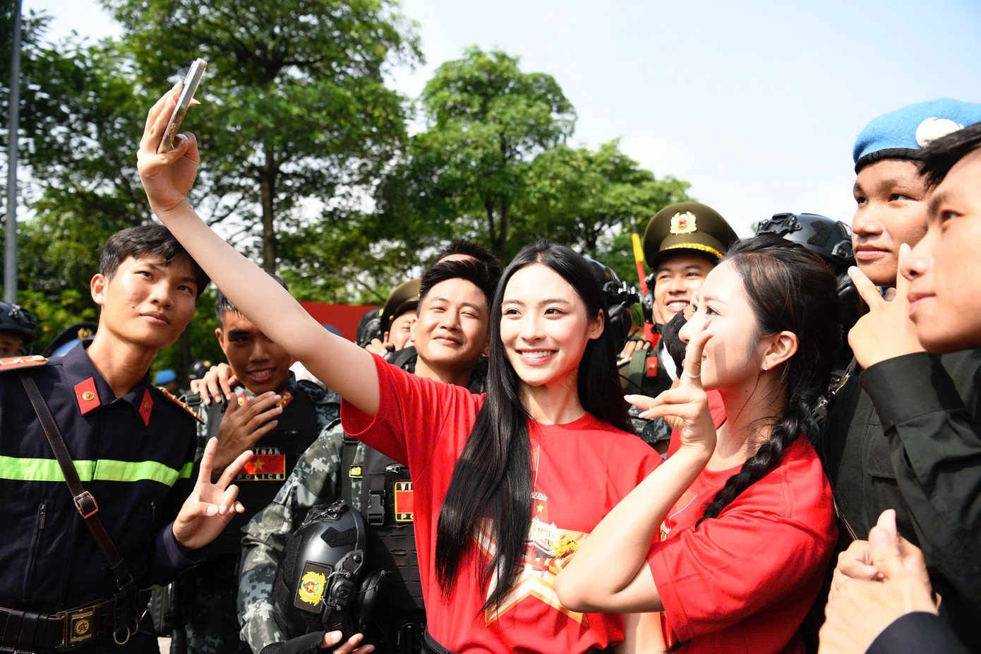 Sự xuất hiện của các người đẹp nhận được sự chào đón nồng nhiệt của hơn 4.000 học viên, cán bộ, chiến sĩ tiêu biểu của các khối A80 đang miệt mài tập luyện để chuẩn bị cho nhiệm vụ diễu binh, diễu hành trong dịp trọng đại sắp tới của đất nước.
