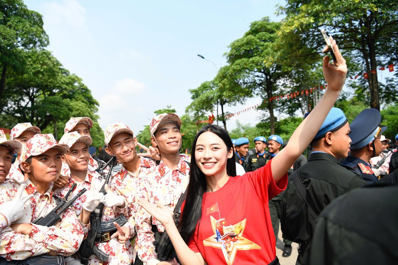Hoa hậu Hà Trúc Linh, Á hậu Vân Nhi cổ vũ các chiến sĩ tập luyện diễu binh, diễu hành A80 - 6