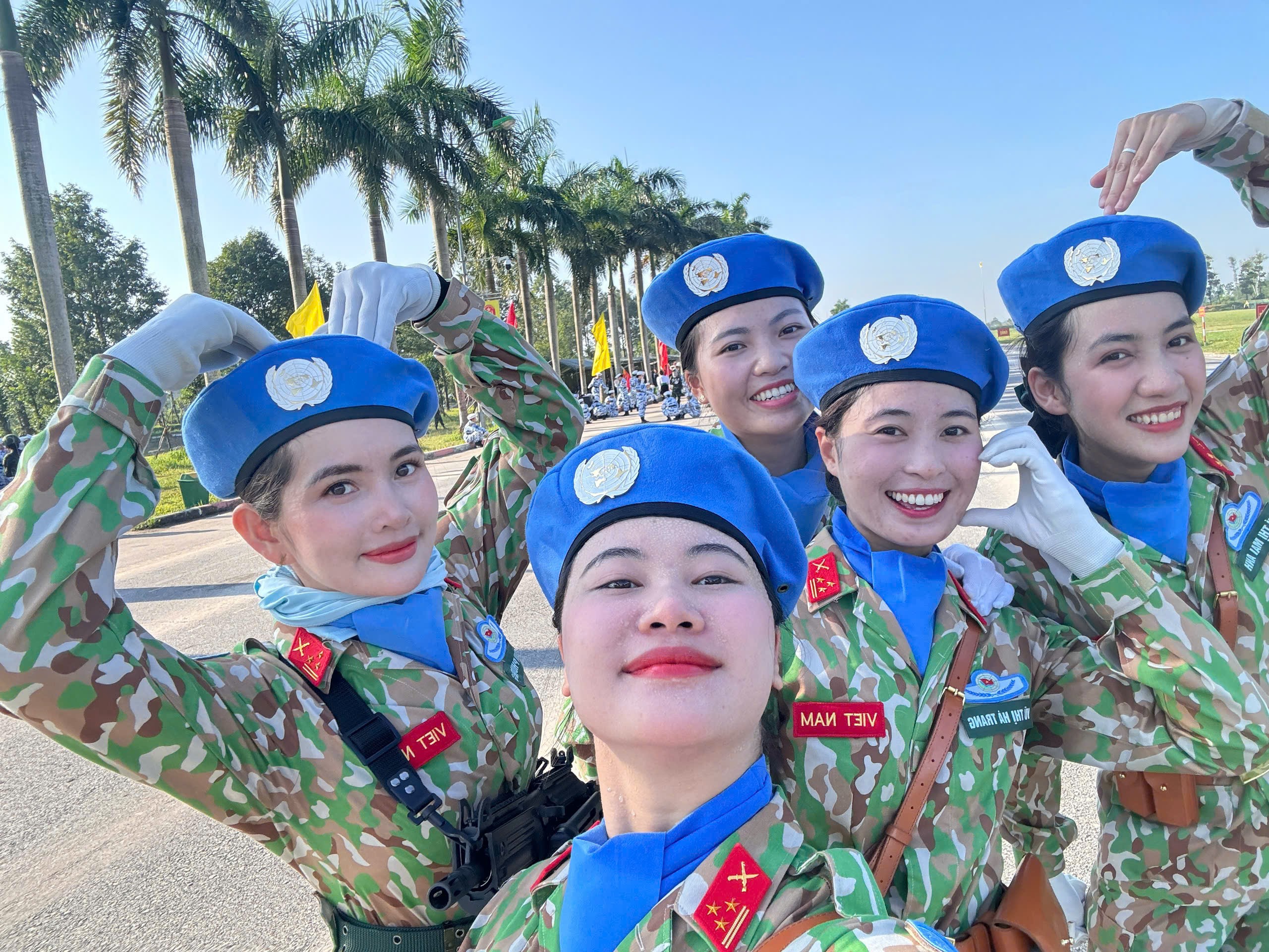 Nữ quân nhân gửi con cho bà ngoại tham gia diễu binh A80 - 7