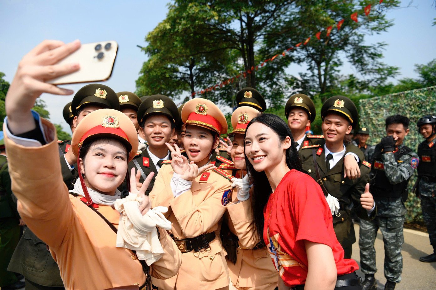 Á hậu Vân Nhi hào hứng chụp ảnh cùng các chiến sĩ sau giờ tập luyện căng thẳng.