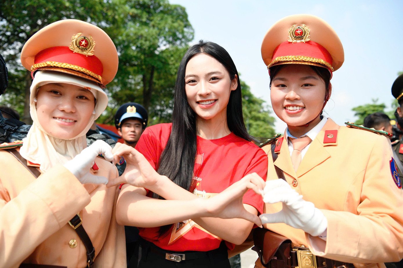 Hoa hậu Hà Trúc Linh, Á hậu Vân Nhi cổ vũ các chiến sĩ tập luyện diễu binh, diễu hành A80 - 8