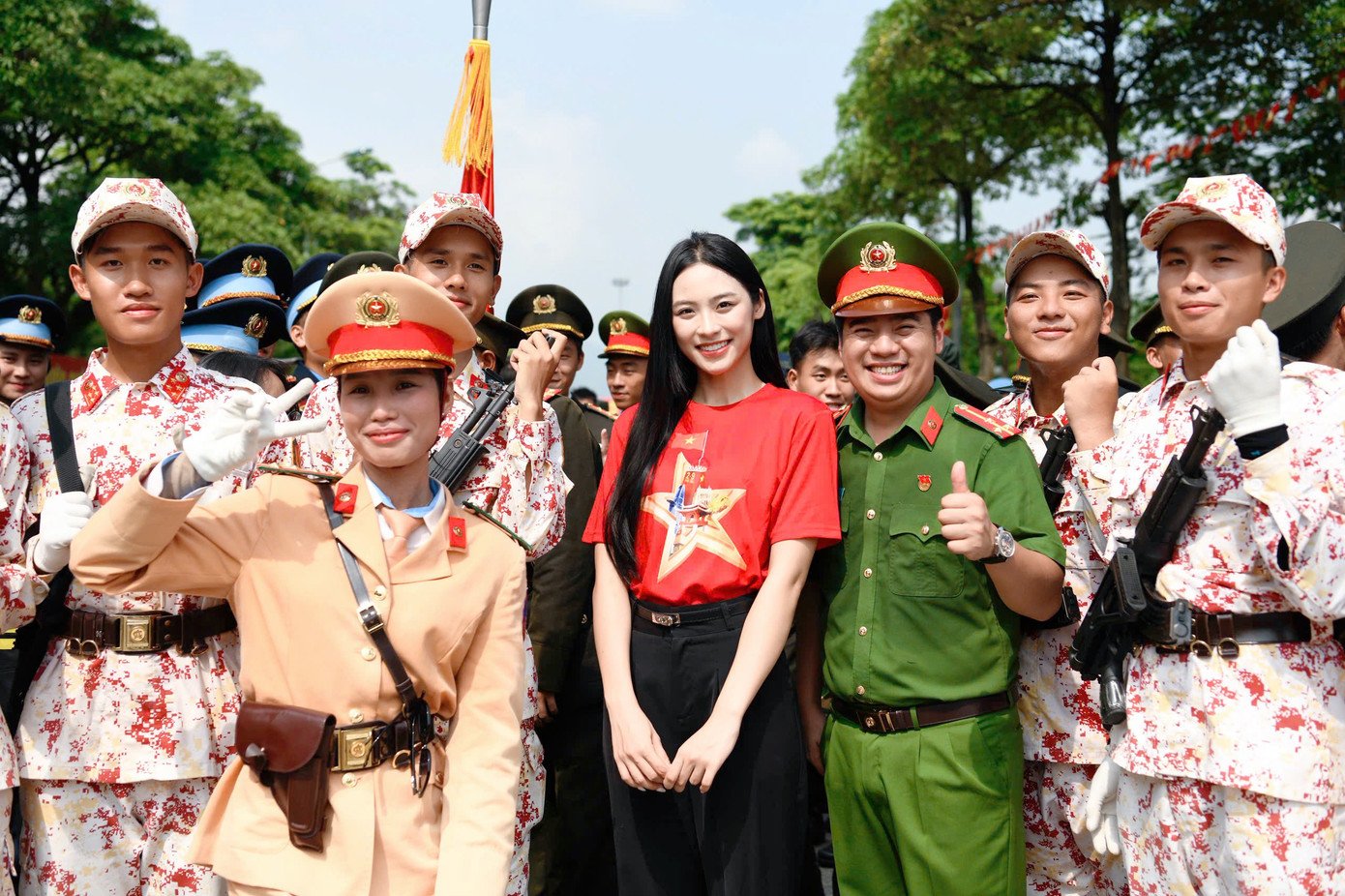 Hoa hậu Hà Trúc Linh, Á hậu Vân Nhi cổ vũ các chiến sĩ tập luyện diễu binh, diễu hành A80 - 10