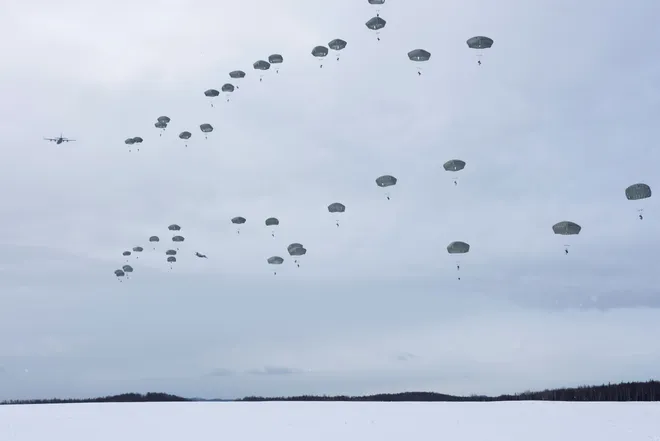 Lính dù Mỹ diễn tập tác chiến nhảy dù tại điểm đổ bộ Malemute ở căn cứ Elmendorf-Richardson vào ngày 31/3/2021. Ảnh: Reuters.