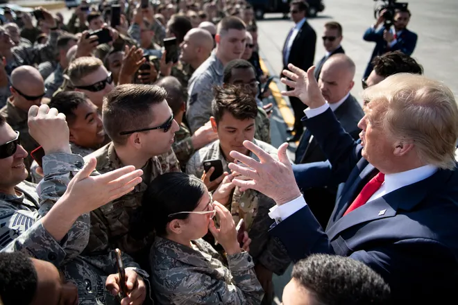 Ông Trump gặp gỡ quân nhân Mỹ tại căn cứ vào năm 2019. Ảnh: AFP.