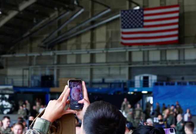 Quân nhân Mỹ ghi lại hình ảnh ông Biden tới thăm căn cứ vào ngày 11/9/2023. Ảnh: Reuters.