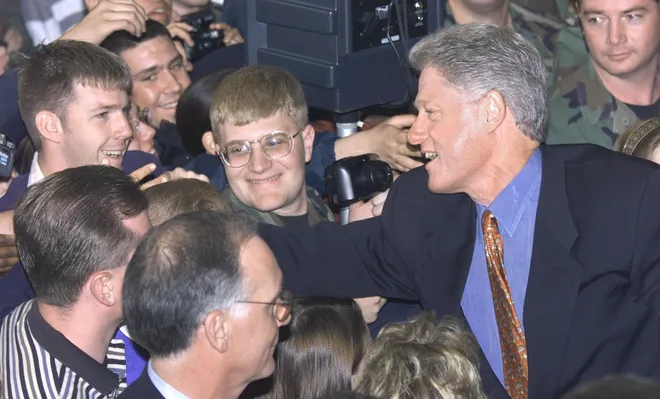 Tổng thống Mỹ Bill Clinton từng dừng chân ở căn cứ trong hành trình tới thăm Trung Quốc vào năm 1998. Ảnh: AFP.