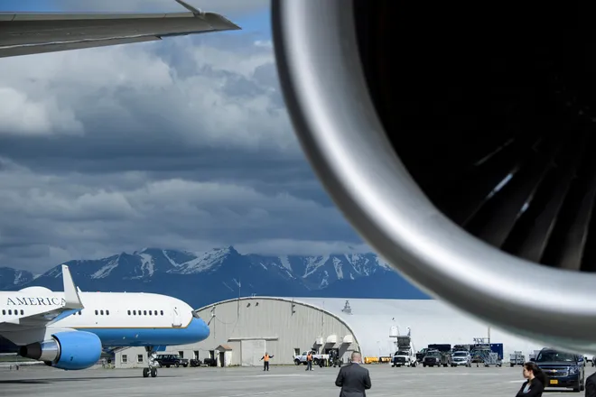 Chuyên cơ Không lực Một tiếp nhiên liệu ở căn cứ Elmendorf-Richardson vào năm 2019. Ảnh: AFP.