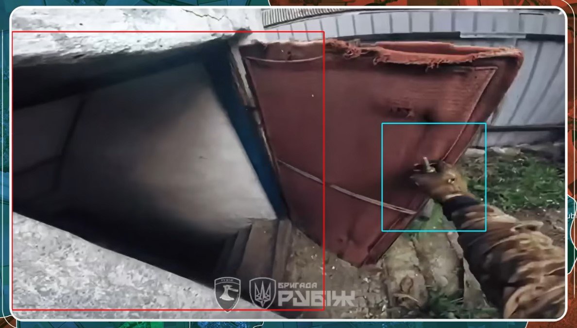 Binh sĩ Ukraine ném lựu đạn vào nơi được cho là có binh sĩ Nga ở Rodynske. Ảnh: Euromaidan Press.