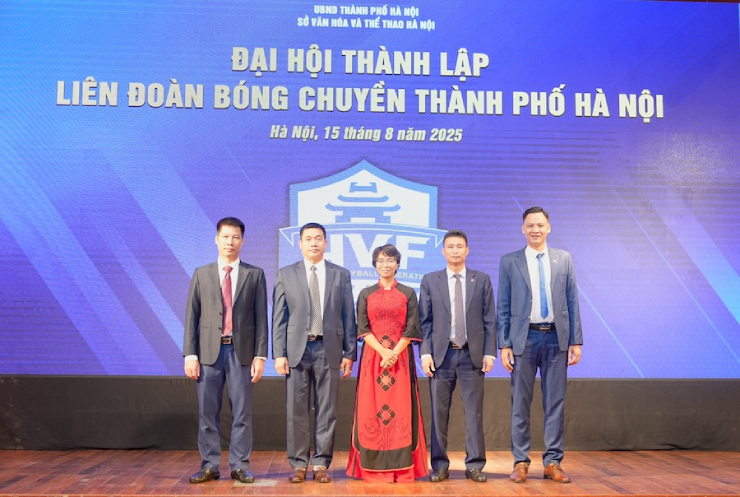 Bà Trần Thùy Chi được bầu vào vị trí Chủ tịch Liên đoàn Bóng chuyền Hà Nội và bên cạnh là 4 cộng sự