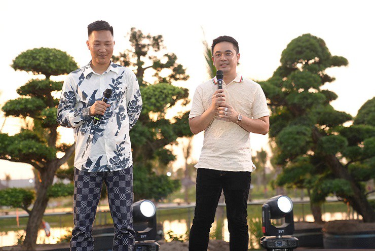 Huấn Hoa Hồng và ông Đặng Hoàng Anh Chiến tại buổi khai trương vườn tùng Chiến Huấn JP hồi tháng 5/2024.