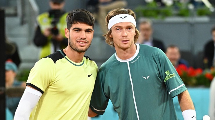 Alcaraz (áo vàng) và Rublev (áo xanh) chạm trán 