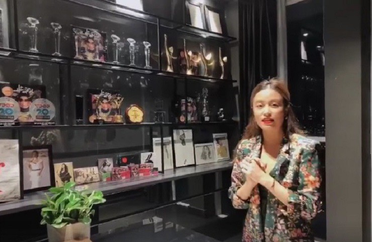 Những chiếc cúp danh giá bên trong cơ ngơi của Hoàng Thùy Linh.
