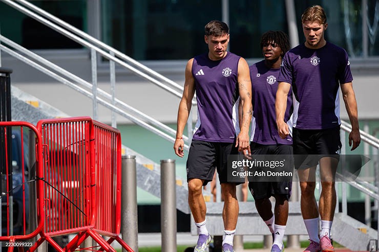 Hojlund (ngoài cùng bên phải) khá căng thẳng trước buổi tập