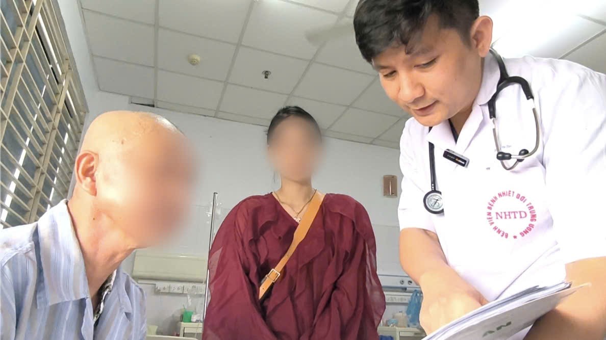Bác sĩ thăm khám cho bệnh nhân. 