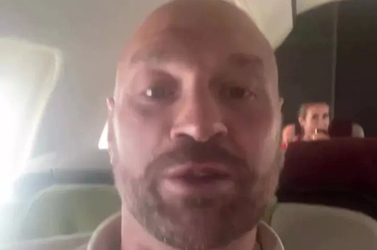 Tyson Fury đã chia sẻ một đoạn video quay từ bên trong chiếc máy bay