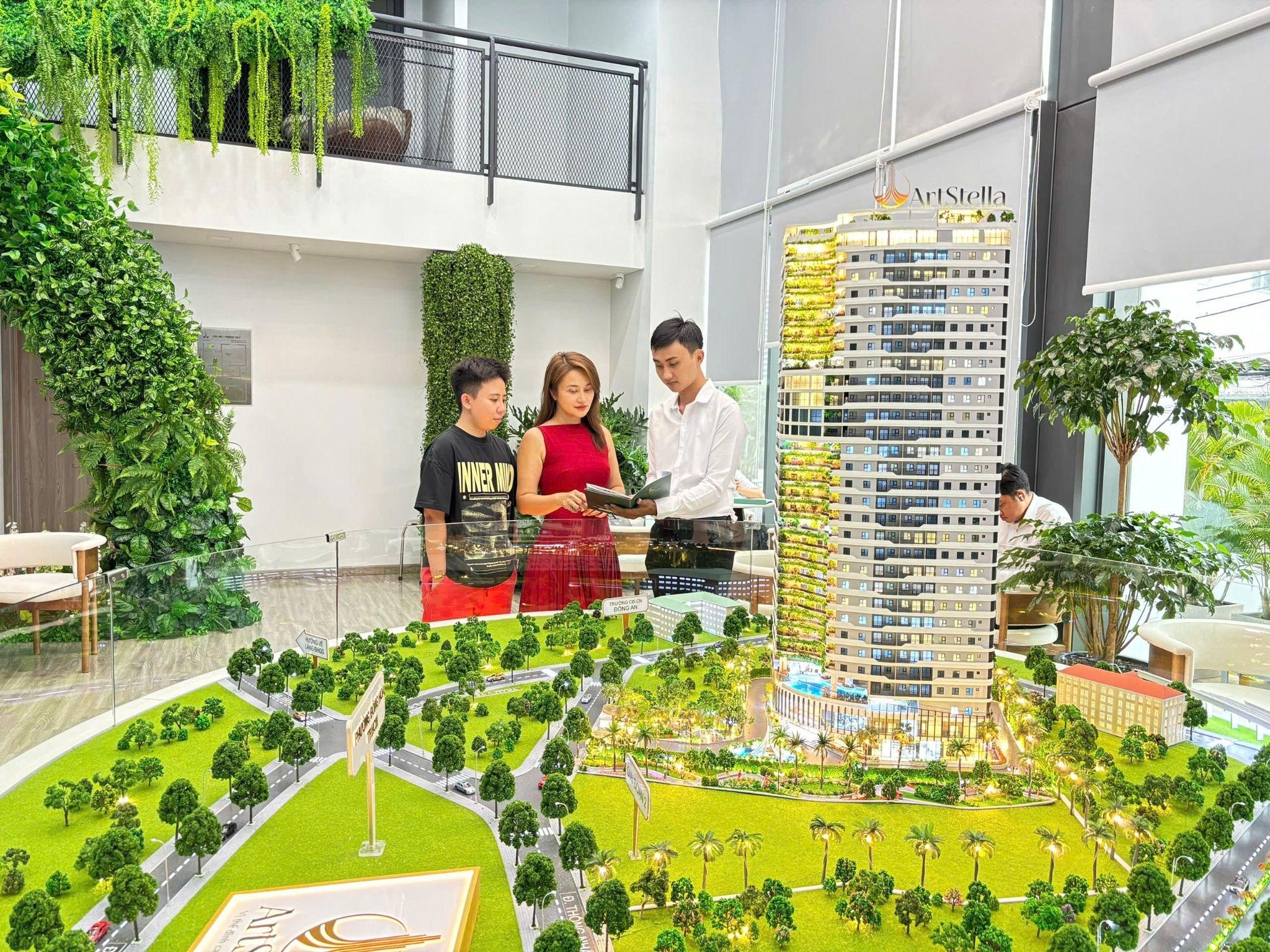Khách hàng đang tìm hiểu sa bàn dự án ArtStella
