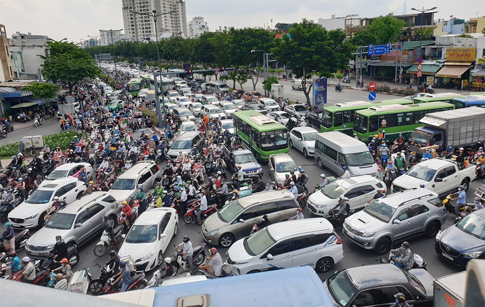 Kẹt xe nối dài hàng giờ ở thành phố lớn, trở thành “chuyện thường ngày”.