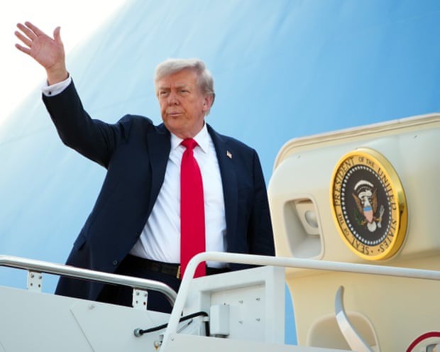 Tổng thống Mỹ Donald Trump lên chuyên cơ Không Lực Một để tới bang Alaska gặp ông Putin. Ảnh: Getty