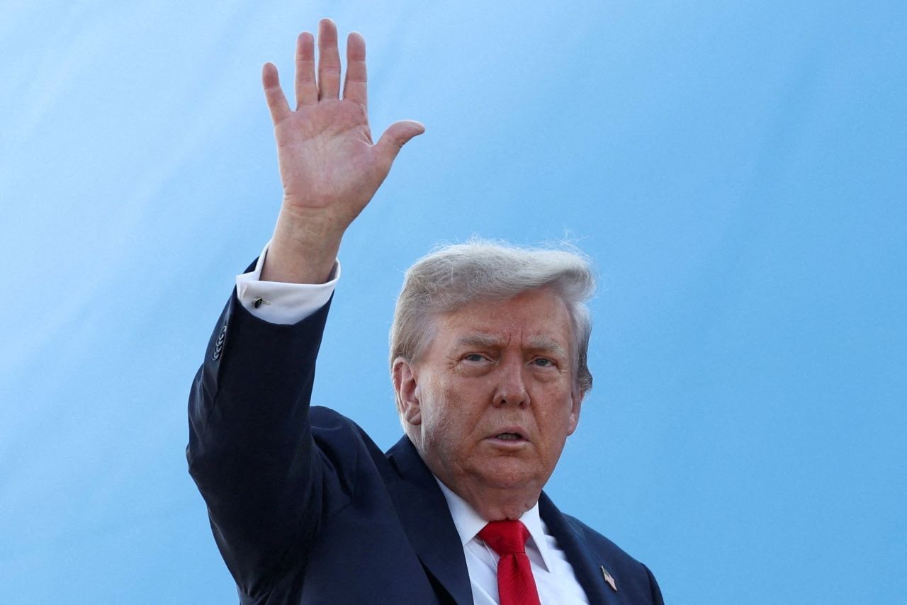Ông Trump vẫy chào trước khi lên chuyên cơ Không Lực Một tới bang Alaska ngày 15/8 để dự cuộc gặp thượng đỉnh Mỹ - Nga. Ảnh: Reuters