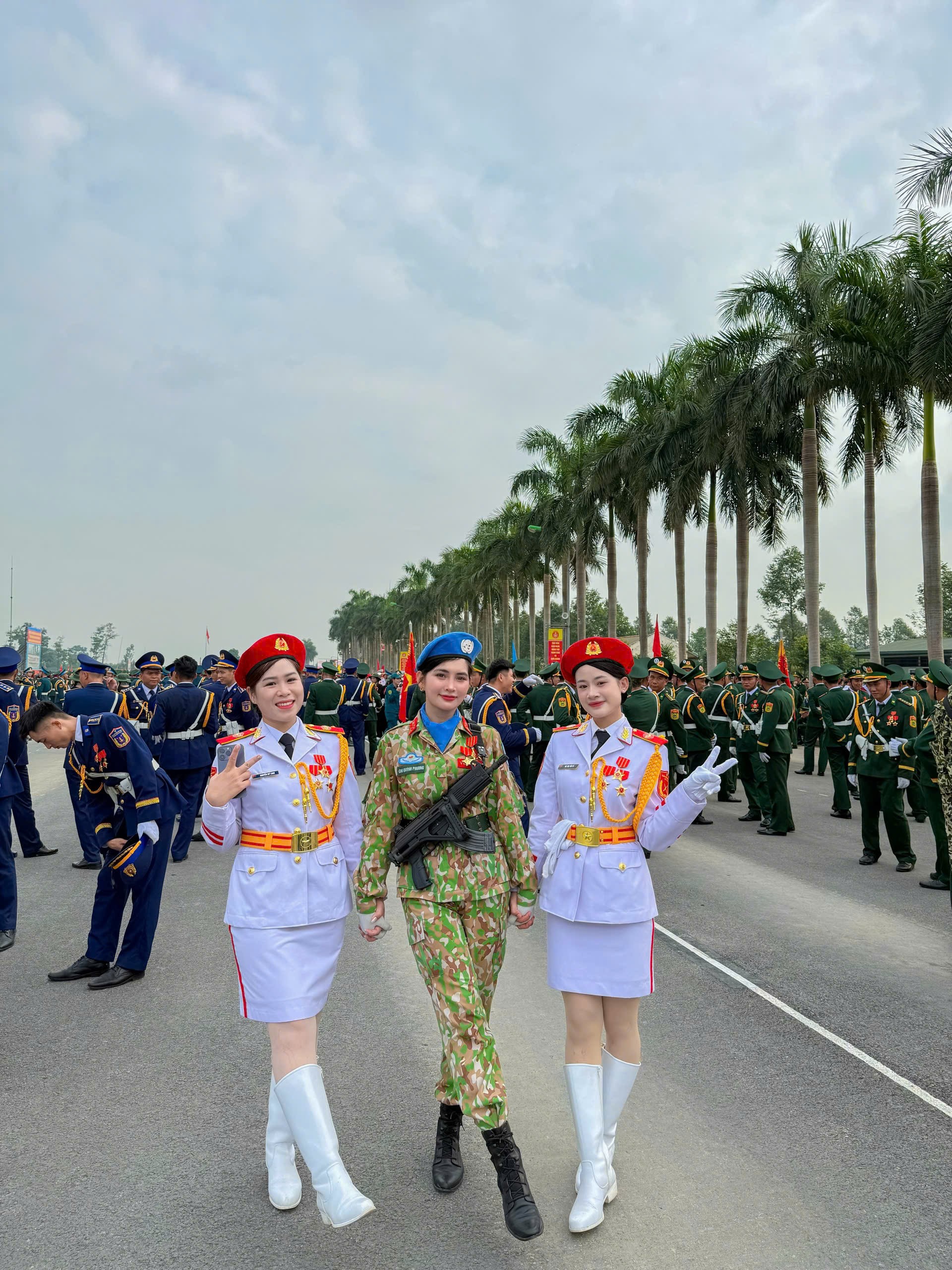 Nữ quân nhân gửi con cho bà ngoại tham gia diễu binh A80 - 6
