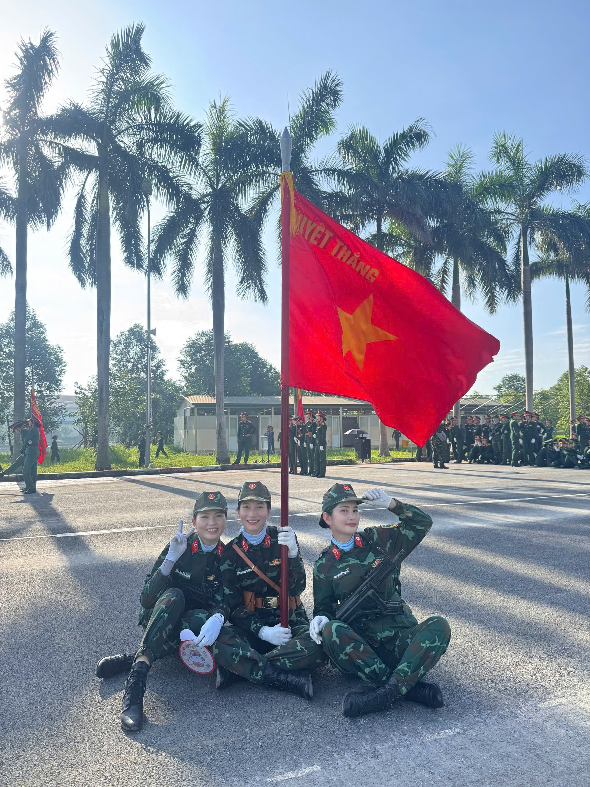 Nữ quân nhân gửi con cho bà ngoại tham gia diễu binh A80 - 4