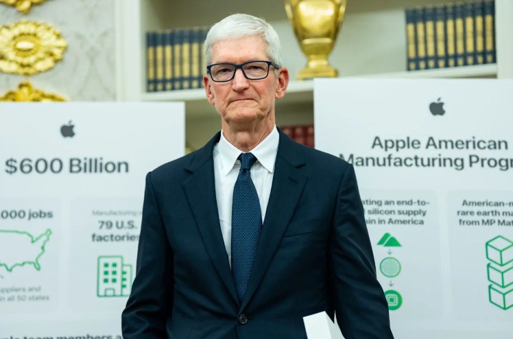 Tim Cook, Giám đốc điều hành Apple Inc., tại Phòng Bầu dục của Nhà Trắng ở Washington, DC, Mỹ.