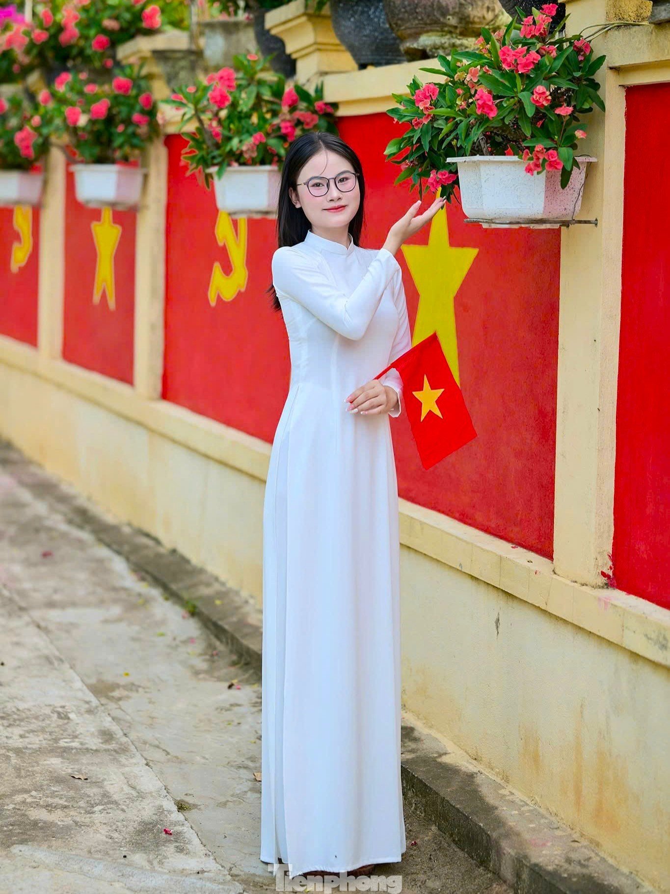 Con đường rực rỡ cờ Tổ quốc, cờ Đảng của vợ chồng miền núi thu hút giới trẻ check in - 8
