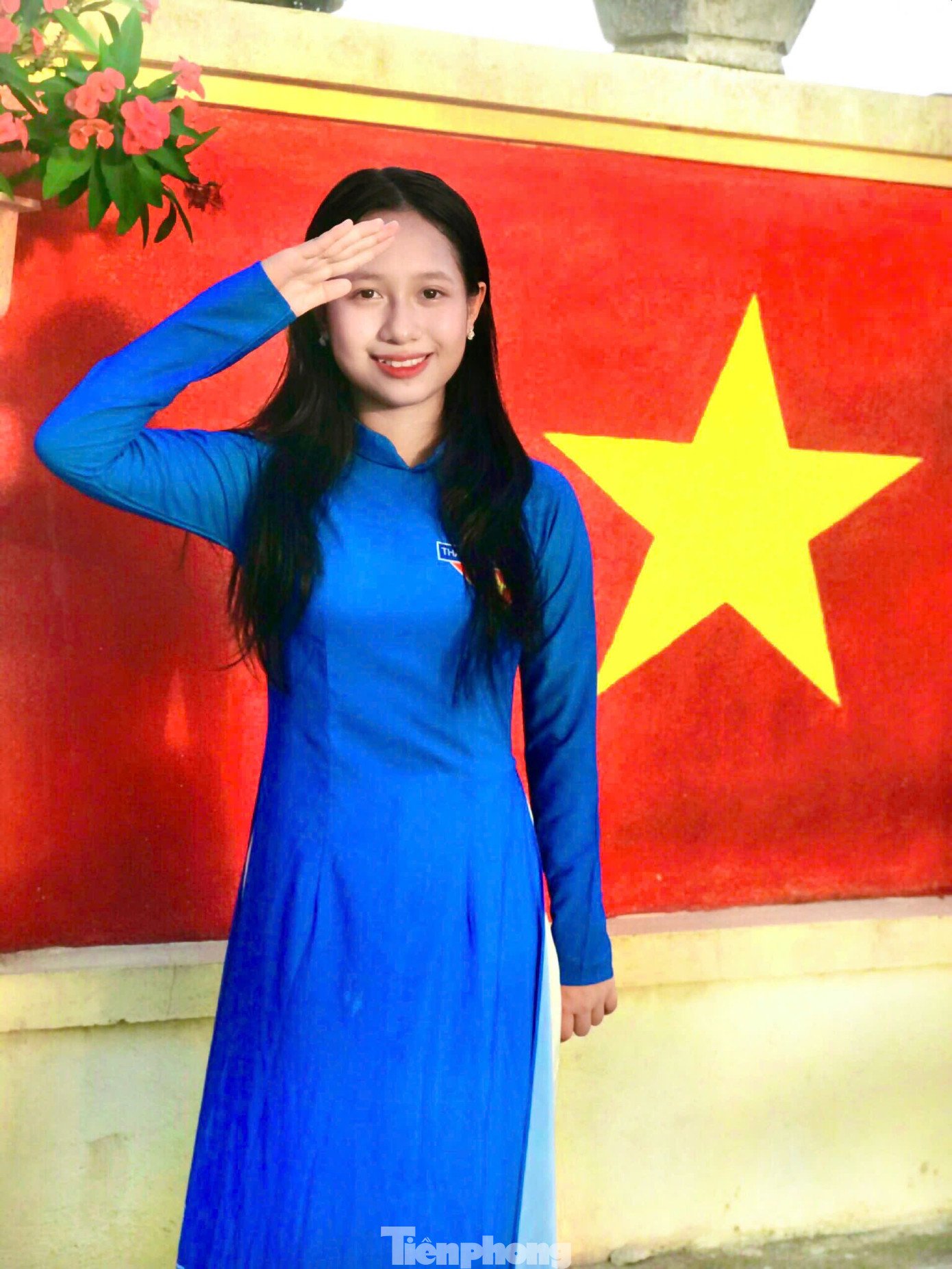 Đường cờ trở thành điểm check-in của nhiều bạn trẻ.