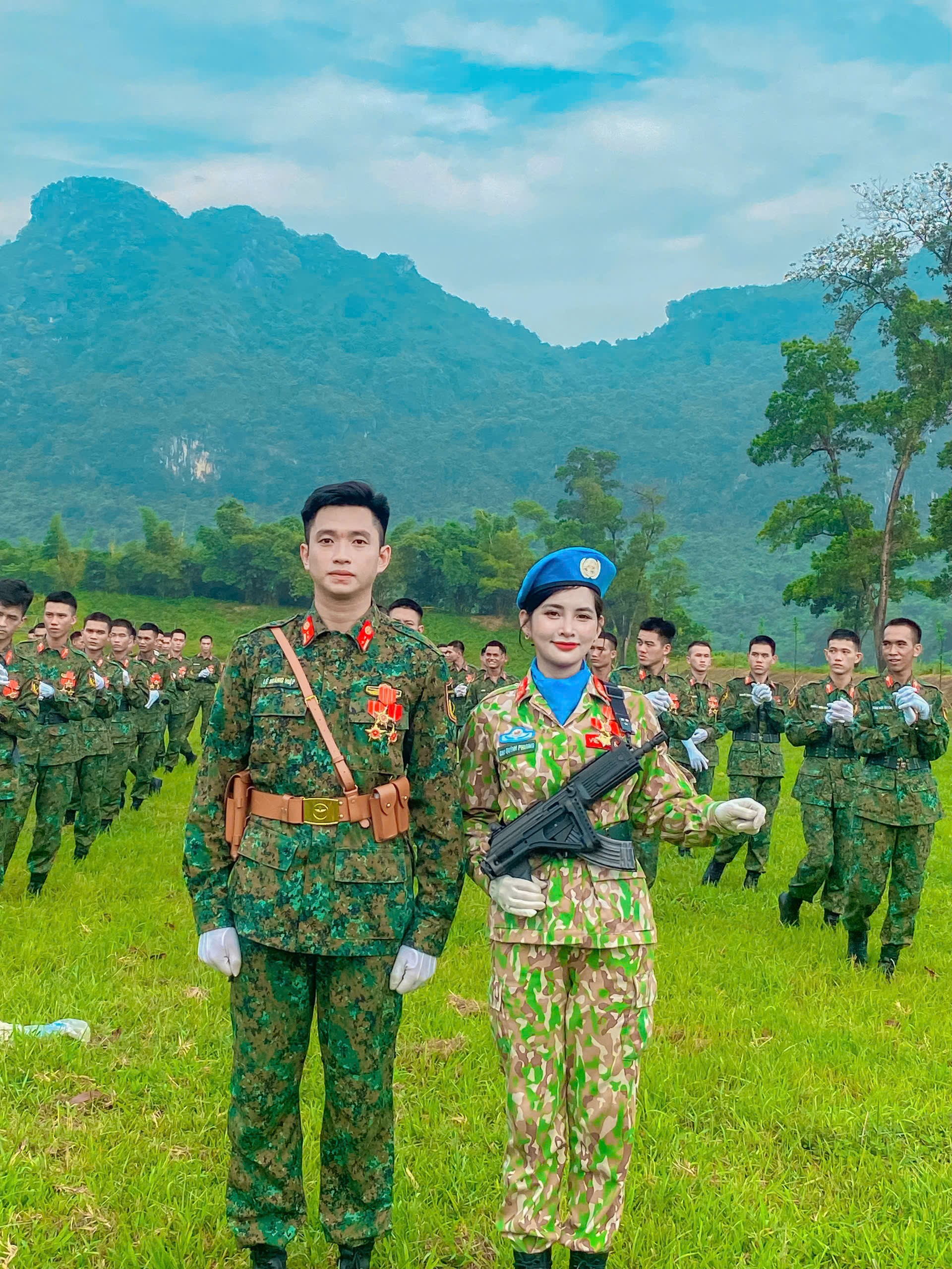 Nữ quân nhân gửi con cho bà ngoại tham gia diễu binh A80 - 8