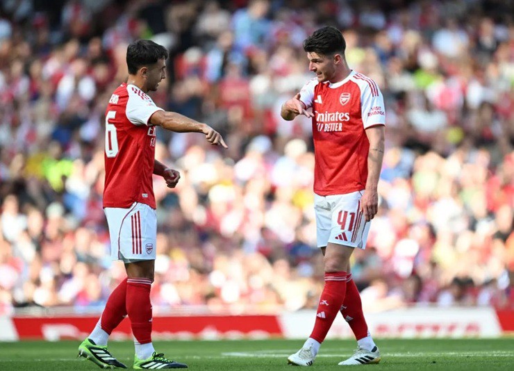 Zubimendi và Rice liên tục hoán đổi vị trí cho nhau