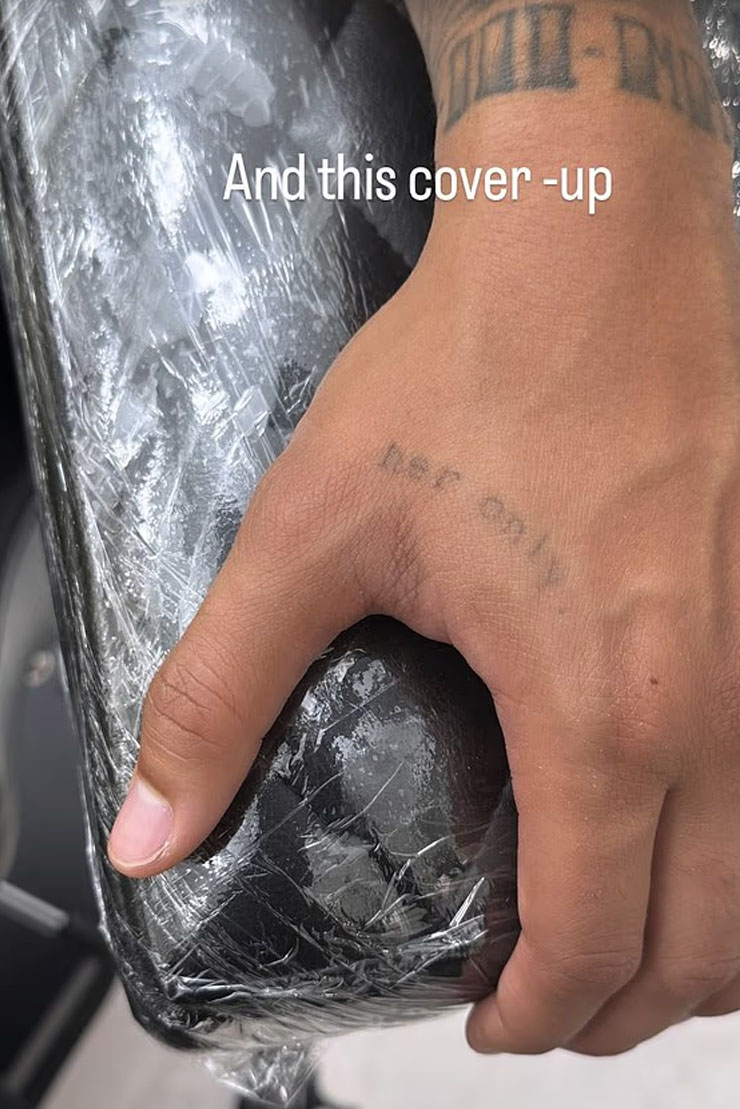 Sancho xóa dòng chữ "her only" ở tay