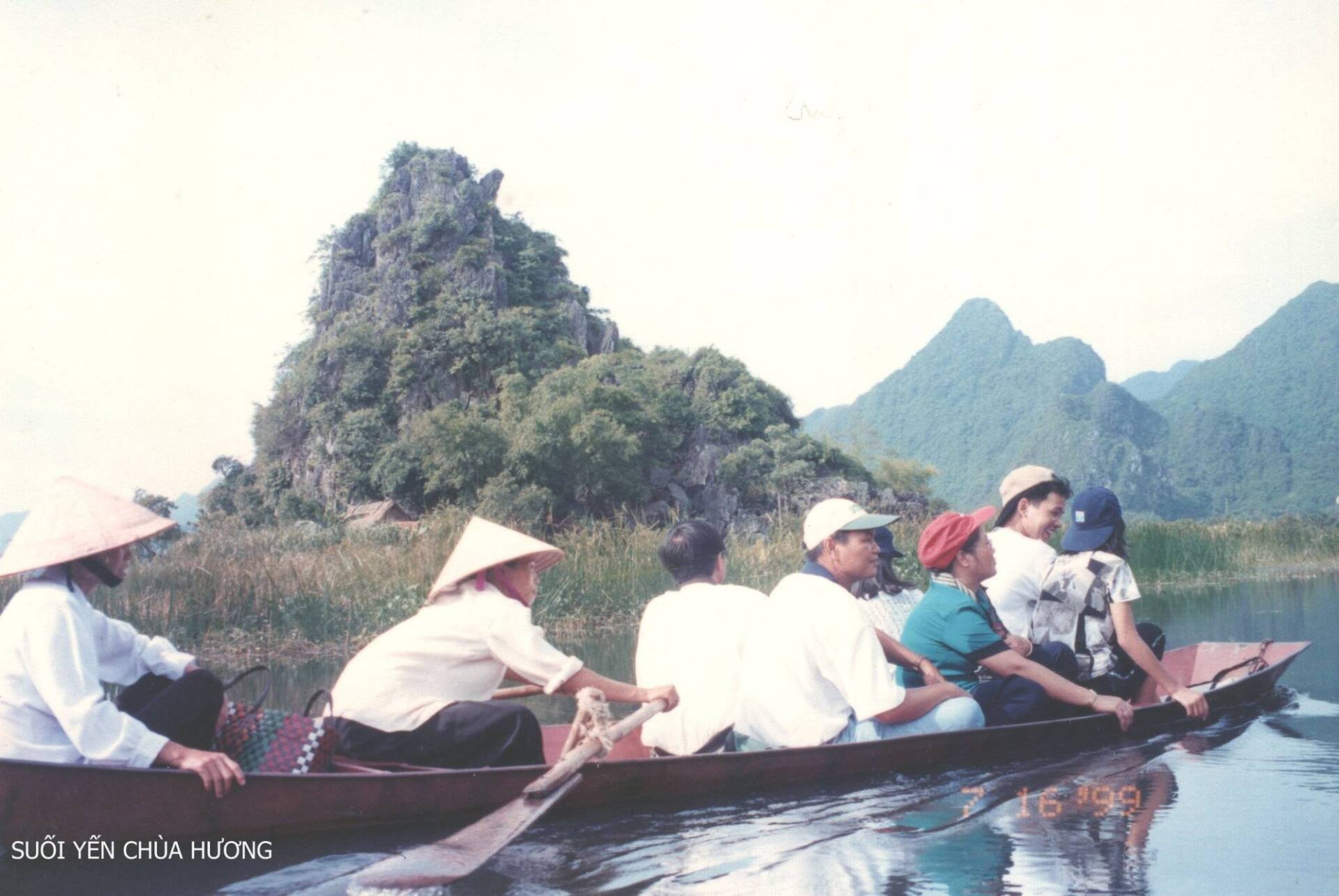 Ông Dũng tới rất nhiều ngôi chùa như chùa Tây Phương, chùa Thầy, chùa Mía, chùa Hương...