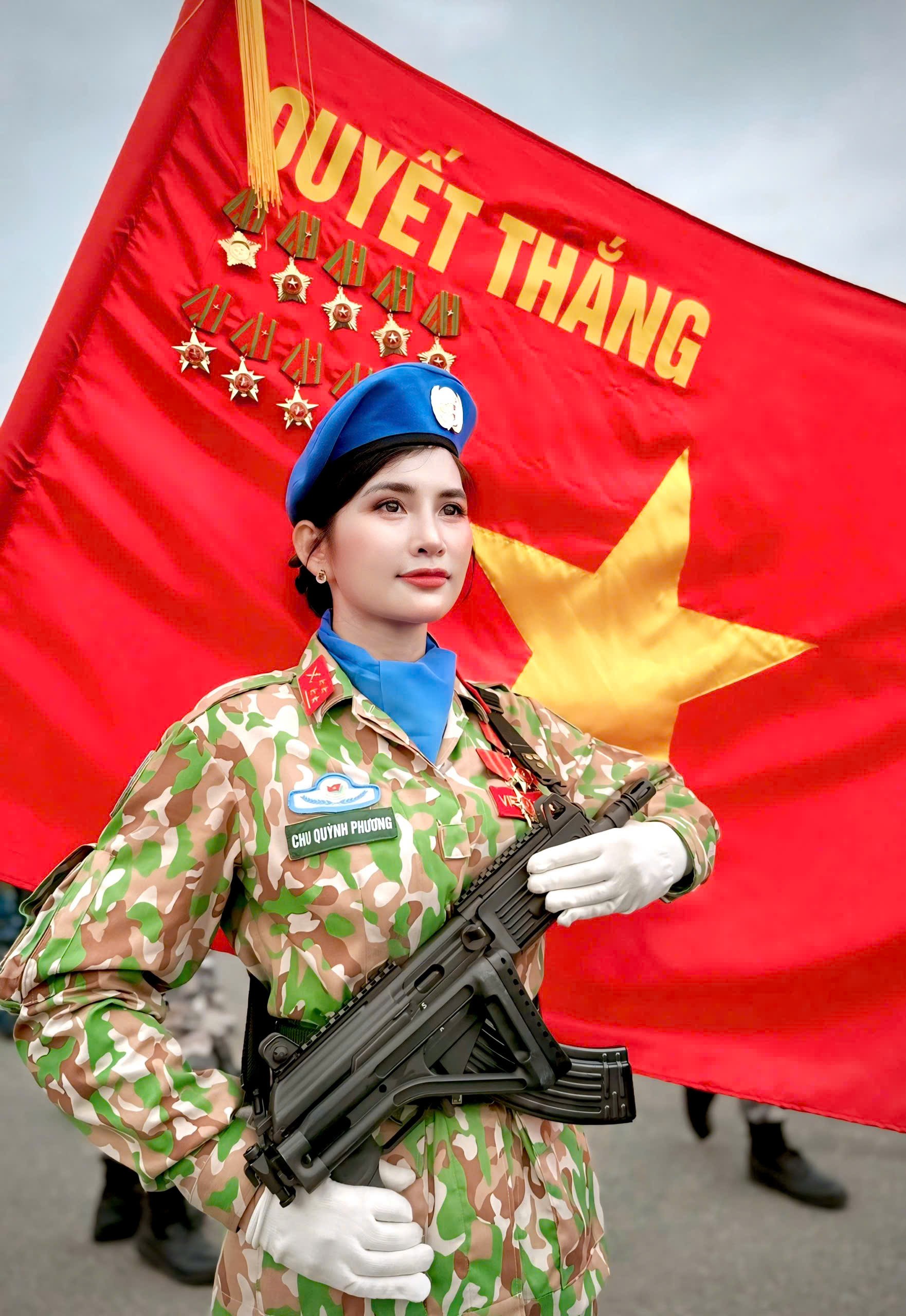 Nữ quân nhân gửi con cho bà ngoại tham gia diễu binh A80 - 1