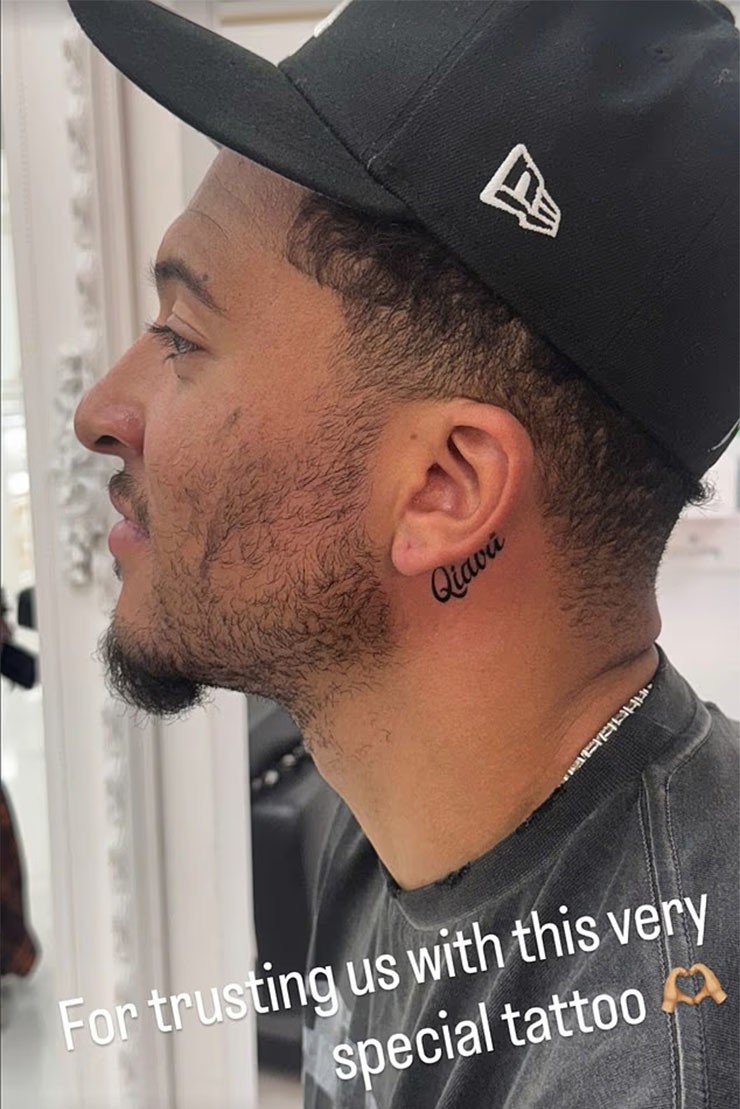 Sancho xăm tên người tình lên cổ