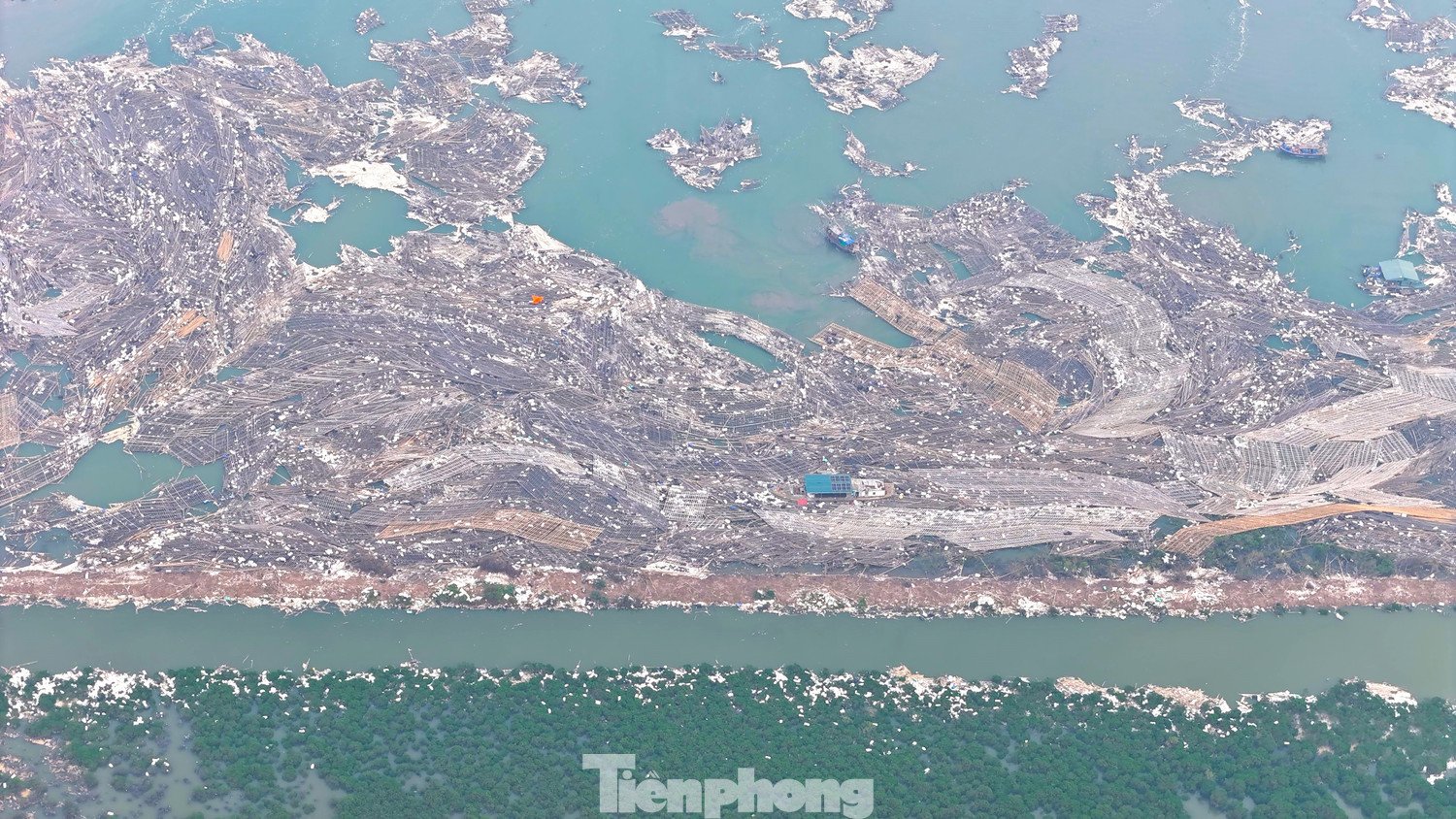 Tháng 9/2024, cơn bão Yagi quét qua khiến người nuôi biển ở Quảng Ninh gần như mất trắng. Bao nhiêu vốn liếng, công sức đều tiêu tan sau bão.