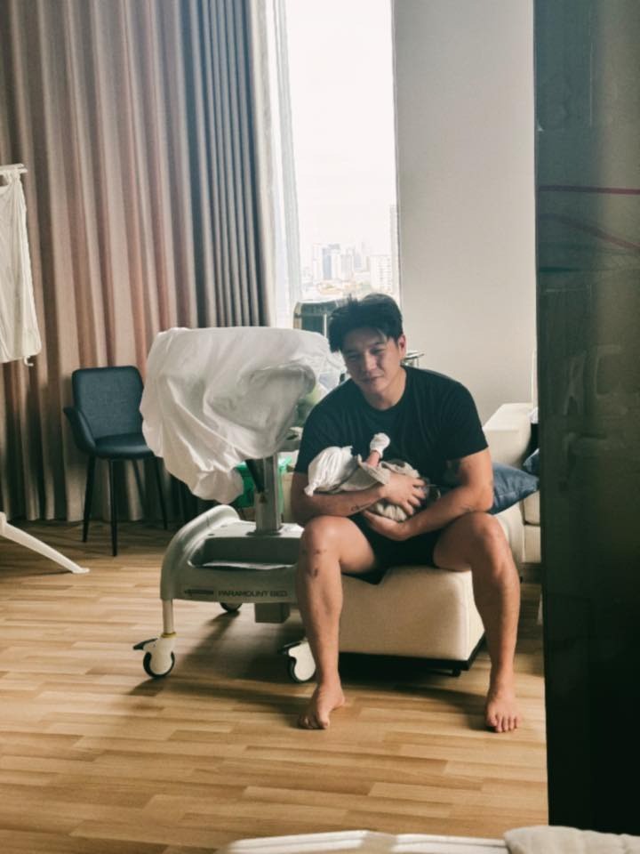 Huy Trần chính thức gia nhập hội ông bố bỉm sữa.
