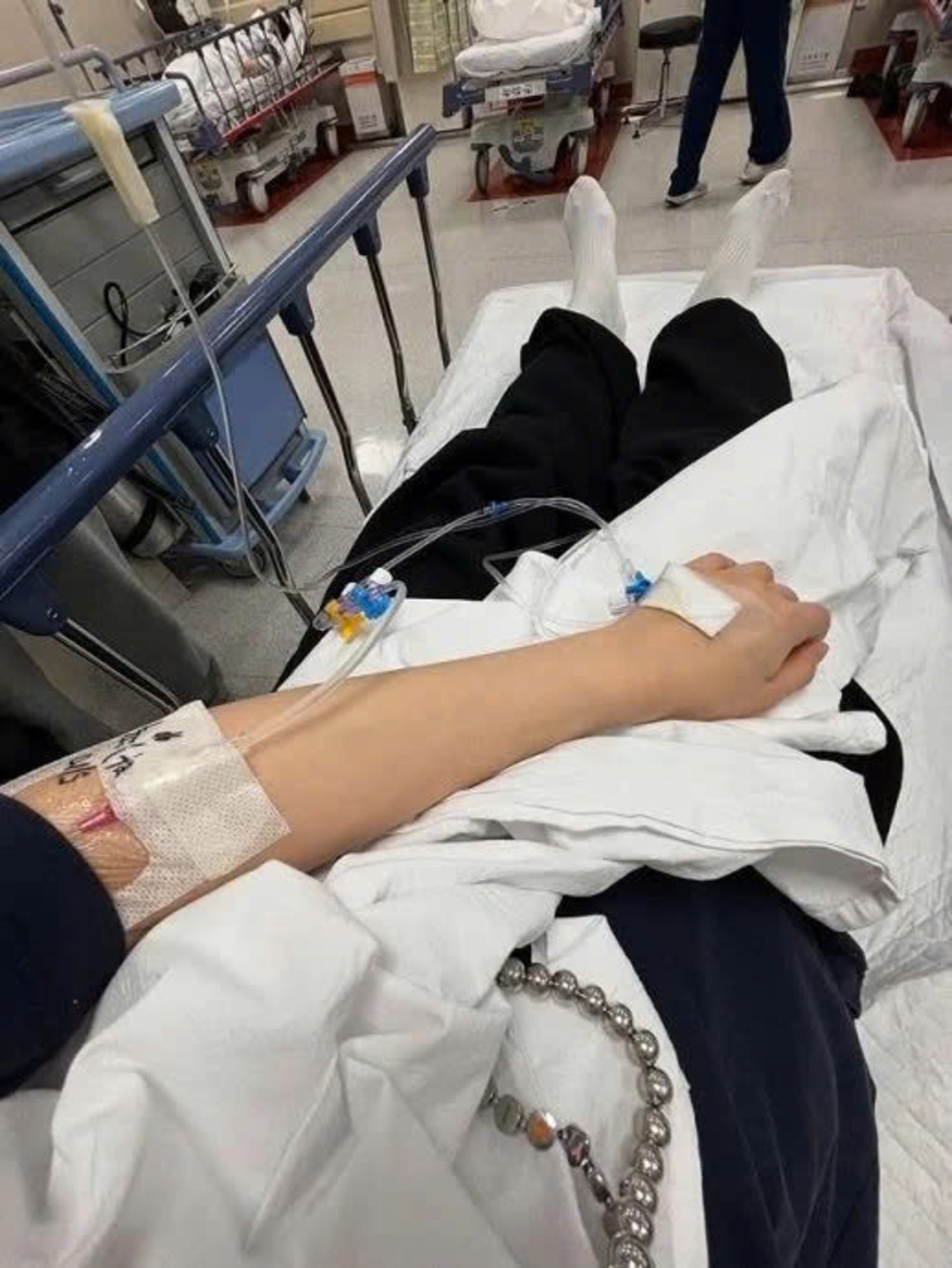 Nữ ca sĩ bị ung thư máu cạo trọc đầu sau 2 lần hóa trị - 2