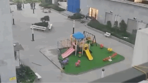 Người phụ nữ tử vong do giông lốc cuốn cầu trượt bay trúng ở chung cư tại Hà Nội - 1