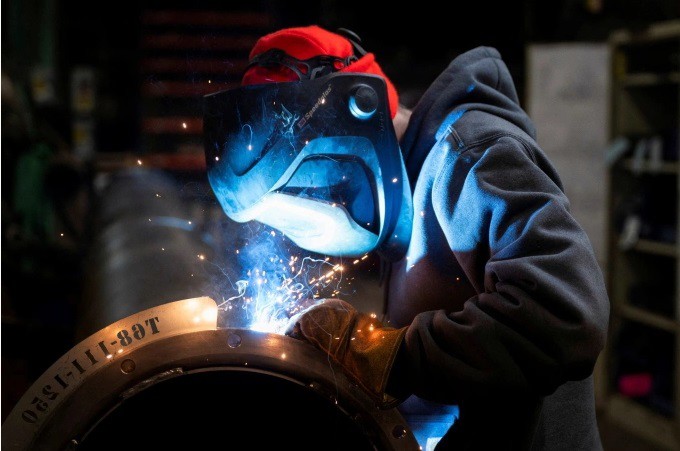 Công nhân trong nhà máy gặt đập liên hợp tại Mendota, Illinois ngày 21/2. Ảnh: Reuters