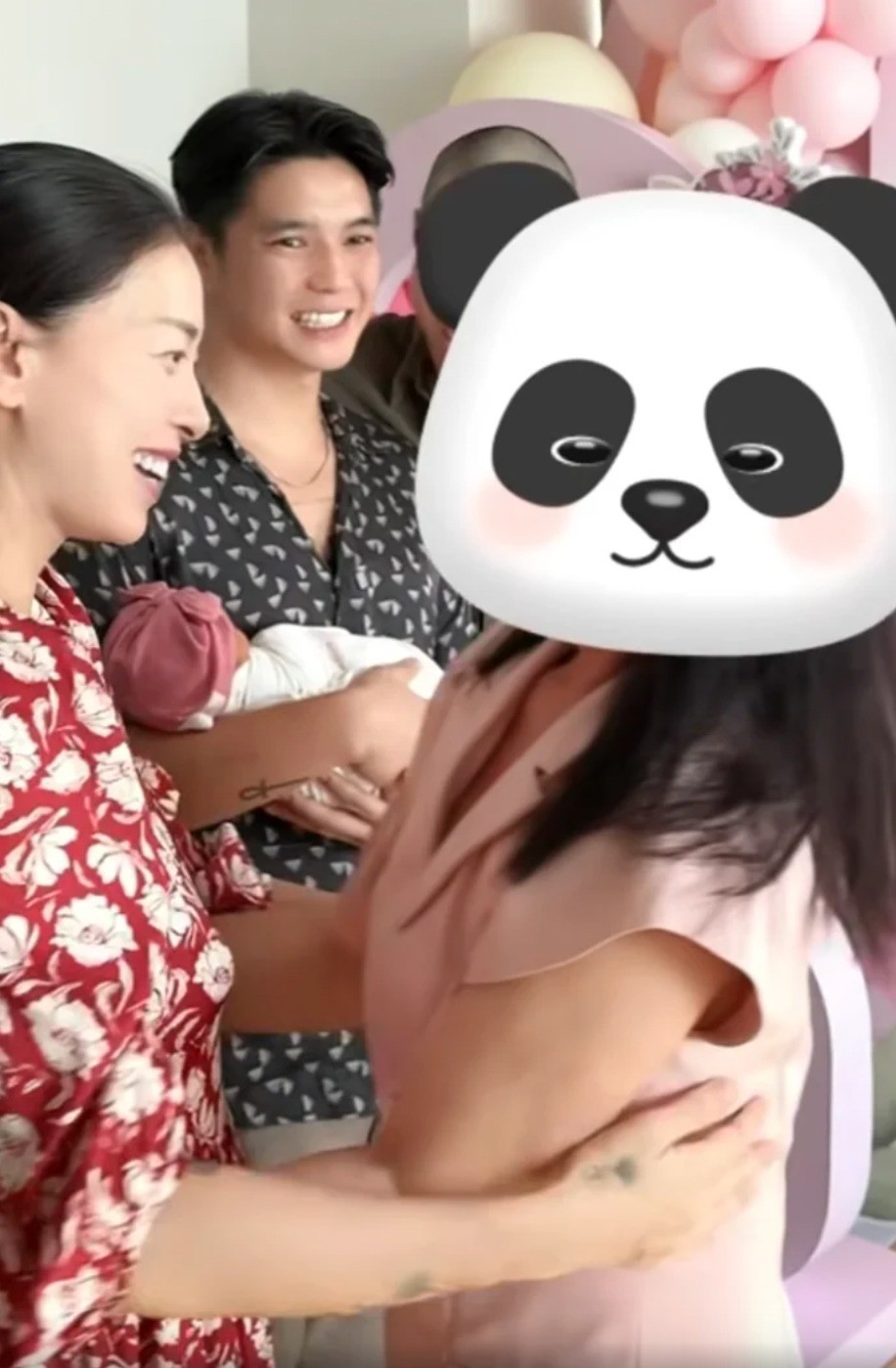 Mẹ chồng Ngô Thanh Vân gây chú ý với khoảnh khắc lần đầu gặp cháu nội - 1