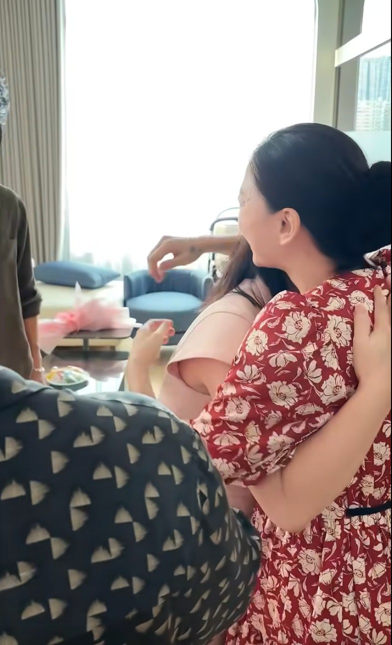 Mẹ chồng Ngô Thanh Vân vui mừng khi đón cháu nội.&nbsp;