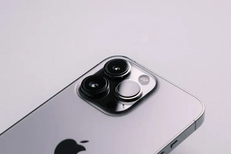 iOS 26 sẽ cảnh báo người dùng khi ống kính camera bị dính bẩn.