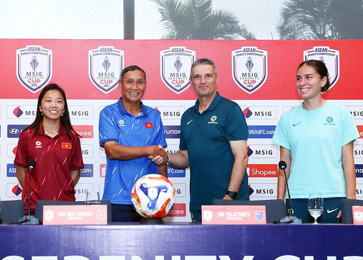 HLV và cầu thủ hai đội tham dự họp báo trưa 15/8 tại Hải Phòng.