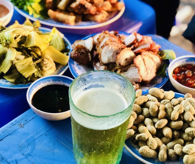 Dù bia có độ cồn nhẹ hơn rượu nhưng bạn cũng không nên uống nhiều. Ảnh minh họa: Ban Mai
