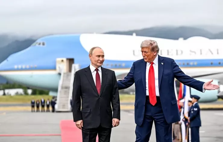 Tổng thống Mỹ Donald Trump (phải) và người đồng cấp Nga Donald Trump gặp nhau tại Alaska trước thềm hội nghị. Ảnh: TASS