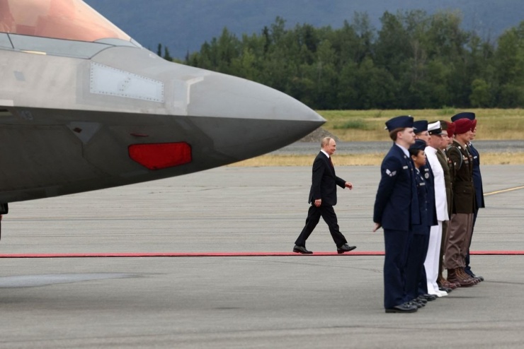 Hãng tin RT của Nga cho biết, ông Trump và ông Putin không cần phiên dịch viên trong cuộc gặp tại sân bay, vì nhà lãnh đạo Nga nói tiếng Anh rất tốt. "Việc nhìn thấy lãnh đạo của hai siêu cường ngồi chung một chiếc limousine là điều rất hiếm gặp", RT viết. (Ảnh: Reuters)